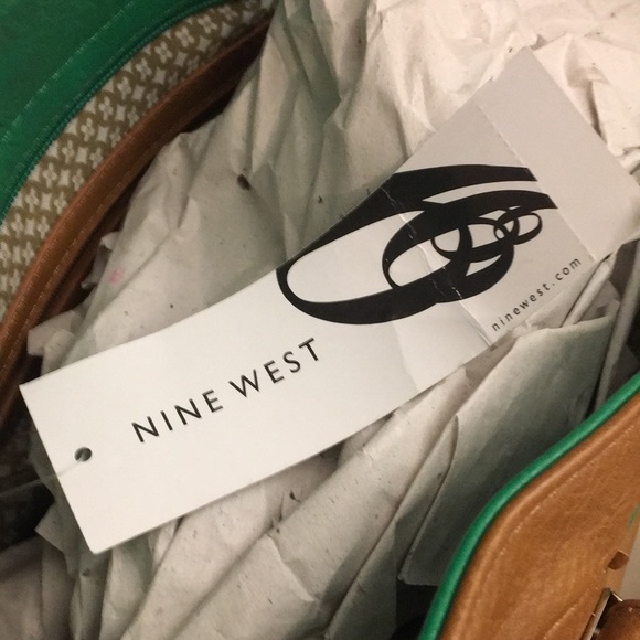 Nine West pocket book green and tan $45 - Picture 4 of 9